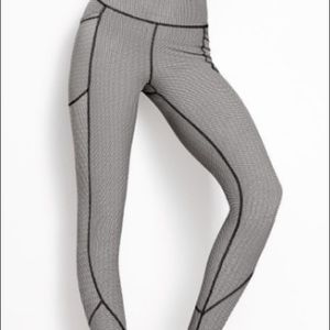 VICTORIA SECRET total knock out tight/leggings